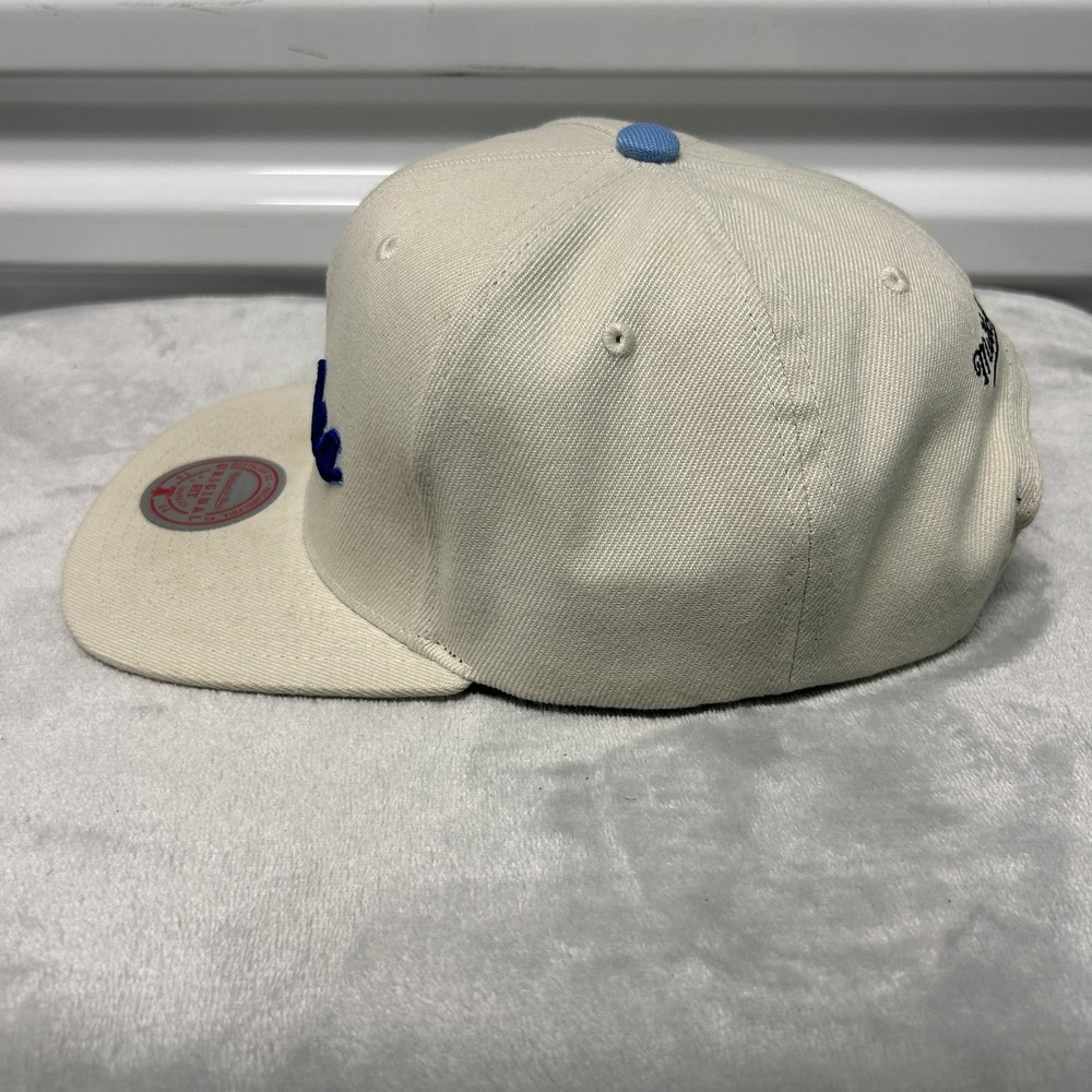 Los Angeles Lakers Hat Mens Off White Cap Snap Back Mitchell Ness NBA Script - Picture 3 of 10